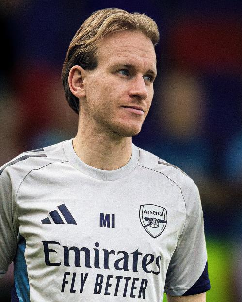 Illustration of Martynas Isajevas in an Arsenal football training shirt.
