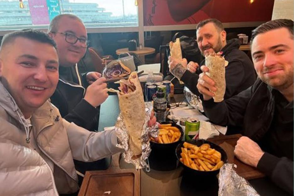Darts Stars Luke Humphries, Stephen Bunting, and Nathan Aspinall Grab Monday Morning Kebabs After Flight Fiasco!