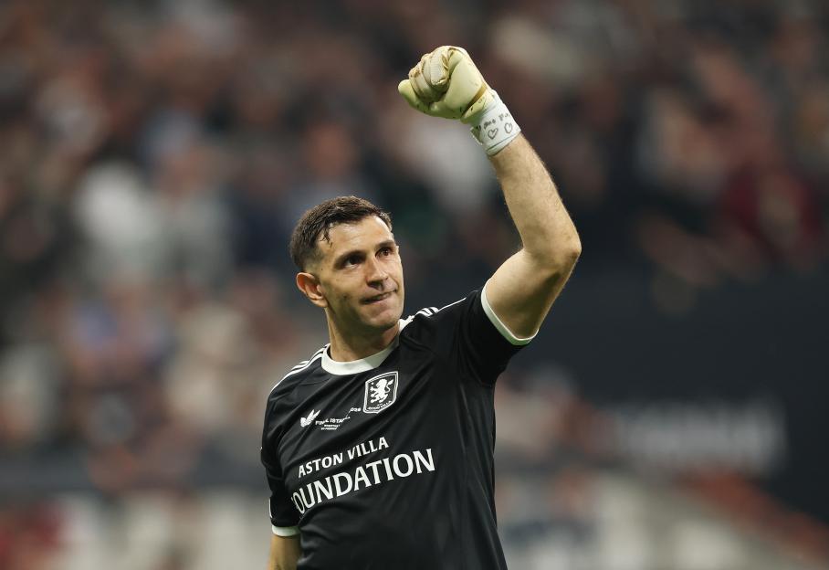 Chelsea Negotiates with Emiliano Martinez for Transfer After Being Offered Aston Villa's World Cup Champion Goalkeeper