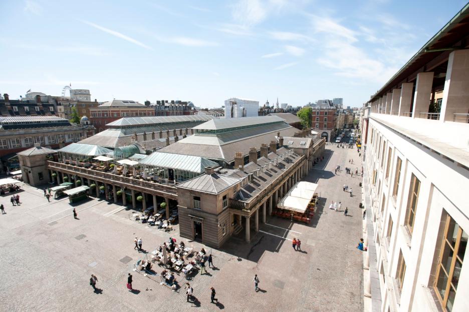 Three Injured in Daylight Stabbing at London's Tourist Hotspot; Woman Arrested