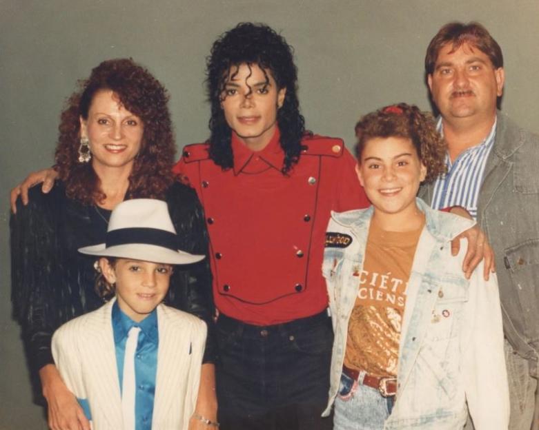 Michael Jackson posing with Joy Robson, Wade Robson, and two other family members.