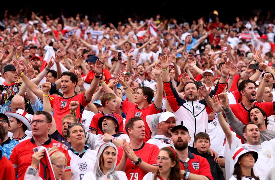 England Fans Shine as They Serenade Players with ‘Wonderwall’ Following World Cup Victory Against Panama
