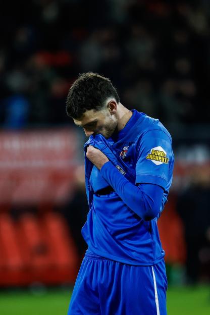 Troy Parrott Receives Support from Teammates Following Heartbreaking Last-Minute Panenka Penalty Miss