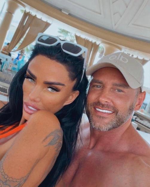 Katie Price and Lee Andrews posing for a selfie in Dubai.