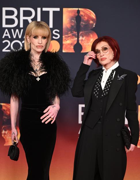 Kelly and Sharon Osbourne posing on the red carpet.