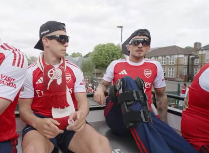 Fans Adore Leandro Trossard's Hilarious Response to Ben White's Struggle with His Leg Brace at Arsenal Bus Parade