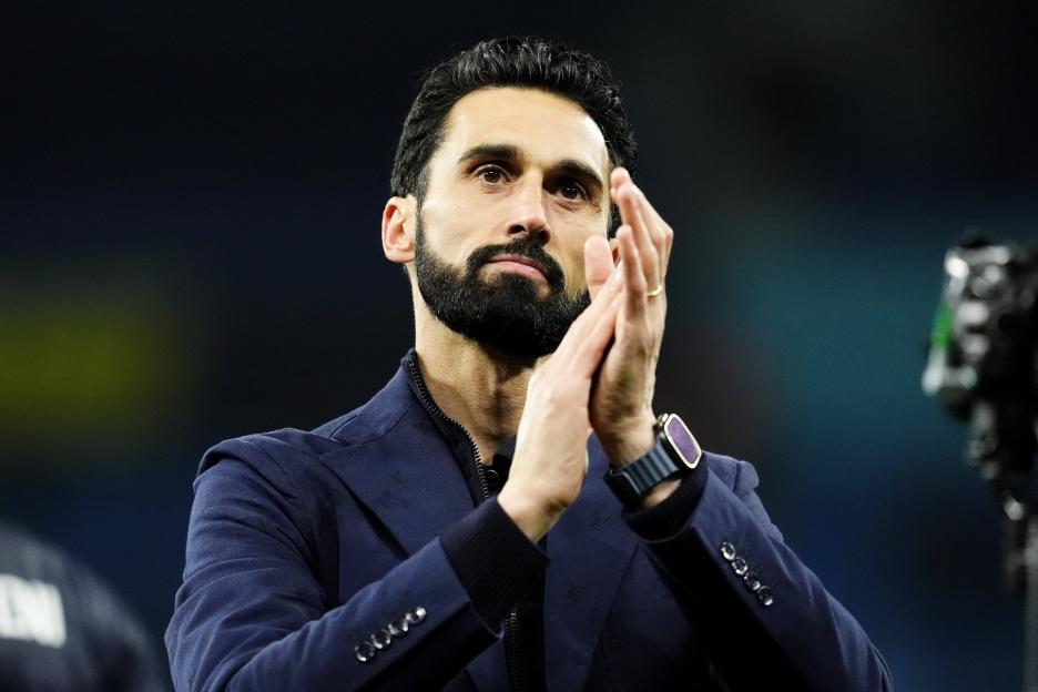 Alvaro Arbeloa applauding.