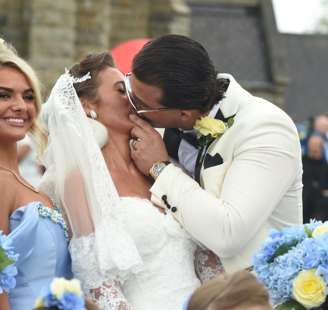 Venezuela Fury and Noah Price kissing at their wedding.