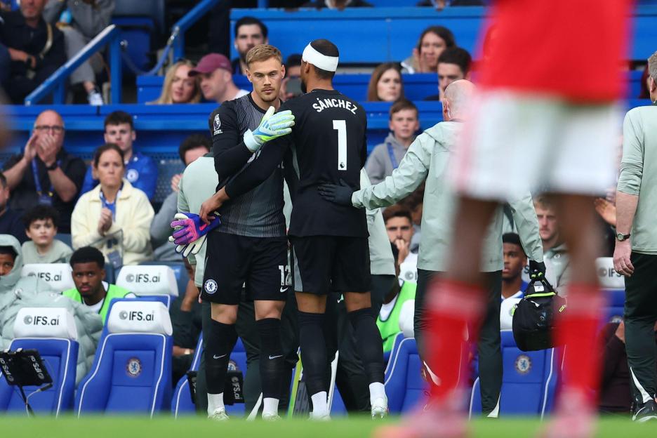 London, England, 4th May 2026. Robert Sanchez¿of Chelsea is substituted for Filip Jorgensen¿of Chelsea during the Chelsea vs Nottingham Forest Premier League match at Stamford Bridge, London. Picture credit should read: Paul Terry / Sportimage