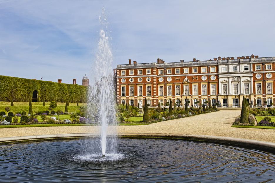 Fountain in the Hampton Court Palace gardens.
