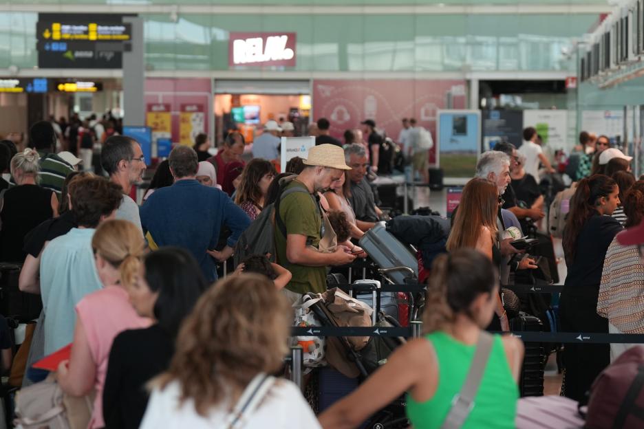 Dozens of people queuing in Barcelona-El Prat Airport due to a ground staff strike.