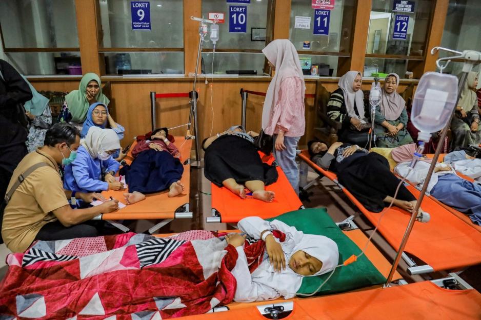 "Mass Food Poisoning Alert: Over 800 Students and Teachers Fall Ill After Free Meal Distribution"