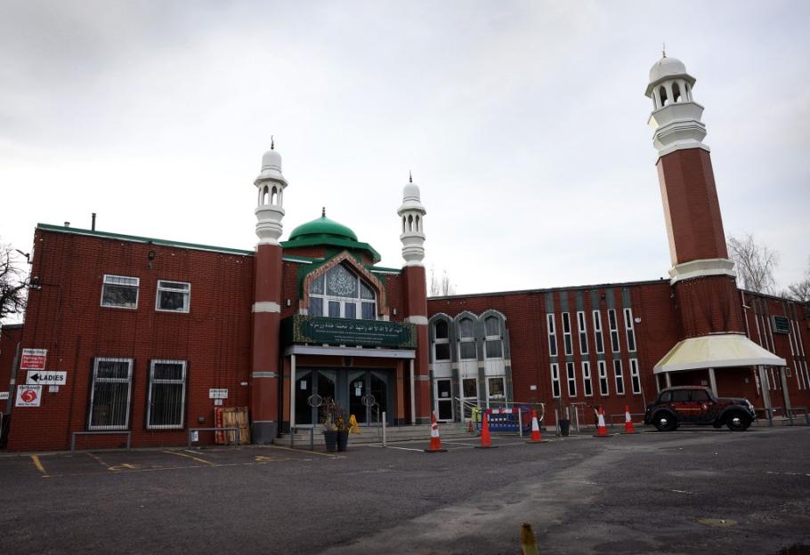 Man Arrested for Entering Mosque Armed with Hammer, Axe, and Knife During Ramadan Prayers