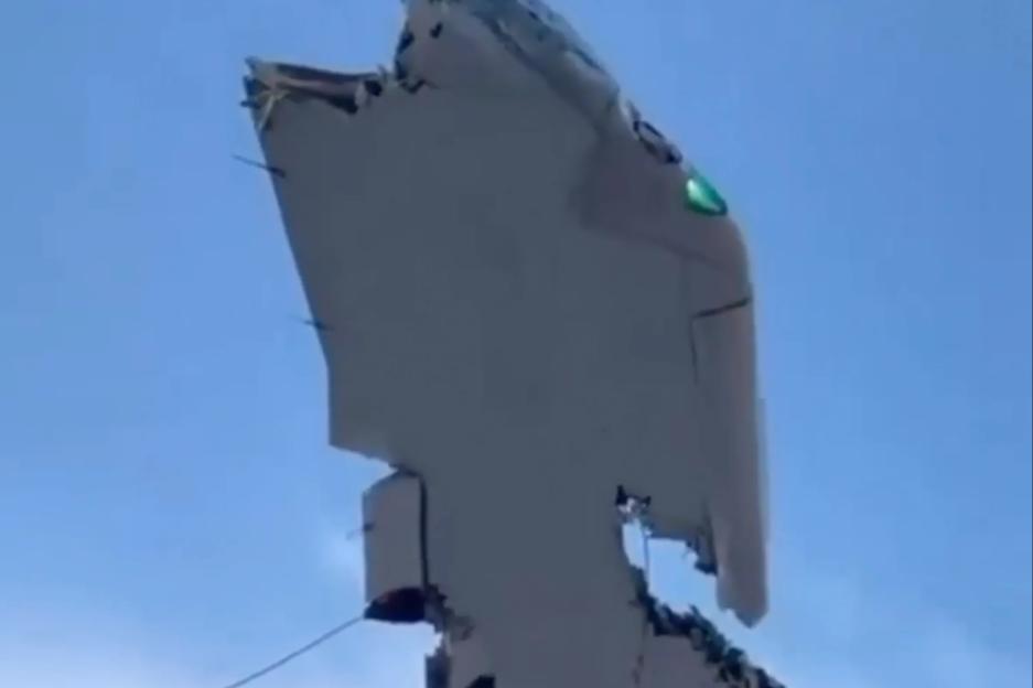 Passenger Plane with 267 on Board Crashes into Radar at Antalya Airport, Damaging Wing and Creating Hole in Aircraft