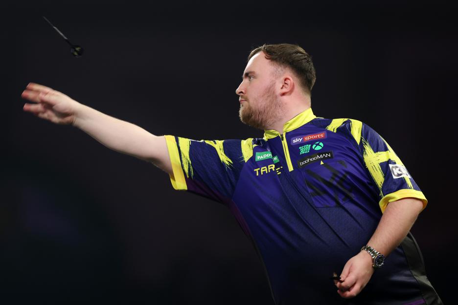 Luke Littler of England throwing a dart.