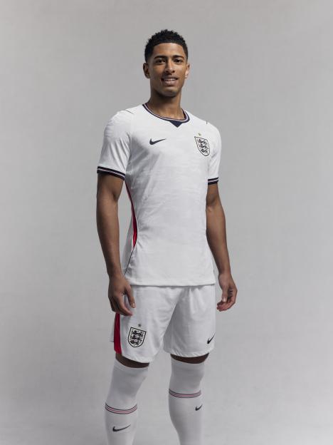 Jude Bellingham smiling in the England Men's 2026 Kit.