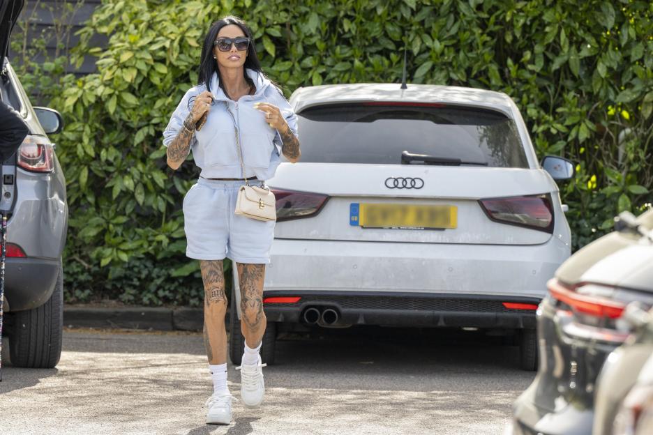 *PREMIUM-EXCLUSIVE* *MUST CALL FOR PRICING BEFORE USAGE* Katie Price enjoys salon trip with daughter Princess after latest driving ban