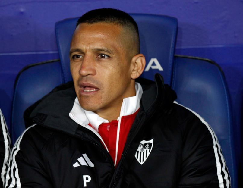 Sabadell, Barcelona, Spain. 24th Nov, 2025. Barcelona Spain 24.11.2025 Alexis Sanchez (Sevilla FC) gesture during the La Liga EA Sports between Espanyol and Sevilla FC at RCDE Stadium on 24 November 2025 in Barcelona. (Credit Image: ¿ Xavi Urgeles/ZU