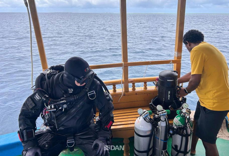A diver from Finland takes part in a recovery operation for last two bodies of Italian scuba divers near Vaavu Atoll