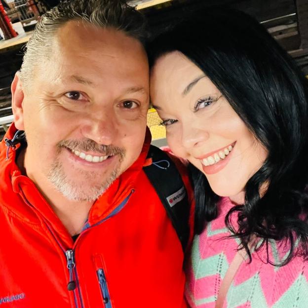 Lisa Riley and her fiancé Al smiling.