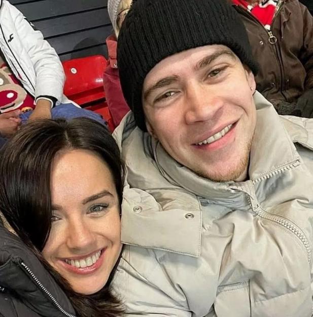 Georgia May Foote and her husband Kris Evans smiling.