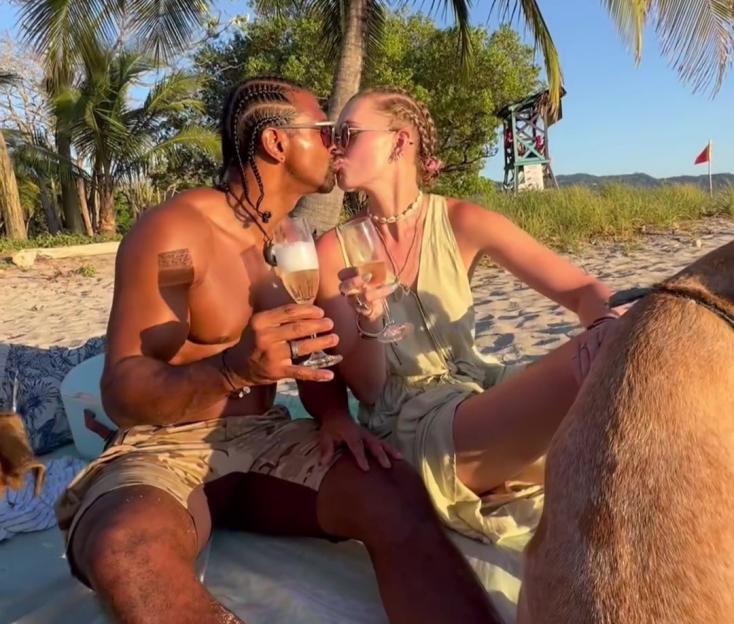 David Haye and Sian Rosemarie share a kiss on a Costa Rican beach.