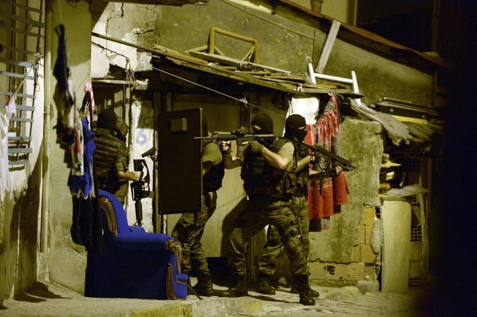 Turkish police hold an organized crime operation in Istanbul