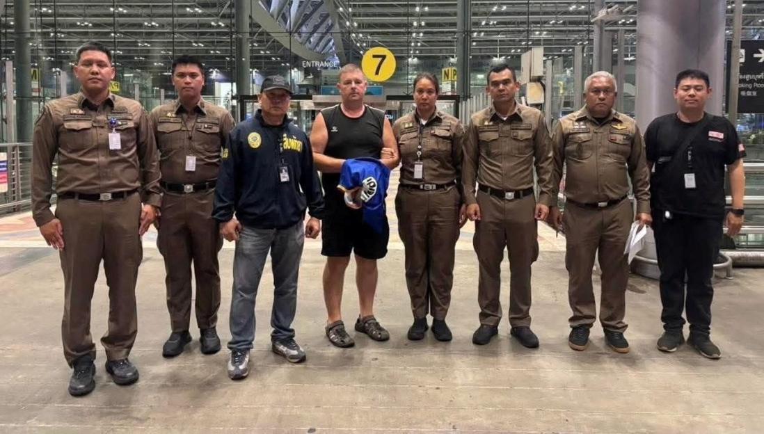 Police officers pose with Carman Simon Peter, an Australian man arrested in the suspected murder of a 17-year-old Thai girl in Pattaya