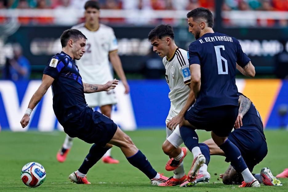 June 26, 2026, Guadalajara, Jalisco, Mexico: Manuel Ugarte, Rodrigo Bentancur of Uruguay battles for possession ball with Pedri of Spain during the match between Uruguay and Spain for the 3st round of the group H of the FIFA World Cup 2026, at Guadal