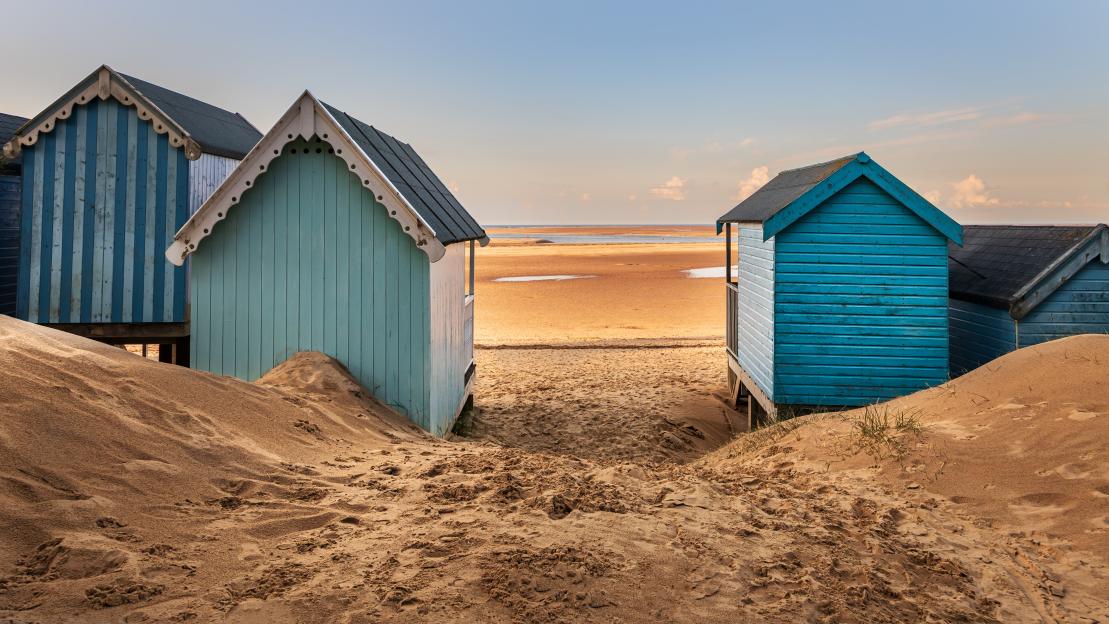 Exploring a Chic English Seaside Town: Quaint Pubs, Gorgeous Beaches, and Budget-Friendly Holiday Parks!