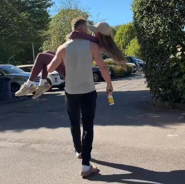 Ekin Su being carried by a man, speculated to be Curtis Prichard.