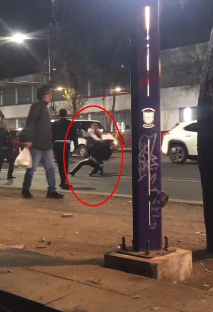 'Wild Street Showdown: Rival Mariachi Musicians Throw Punches in Fiery Dispute!'