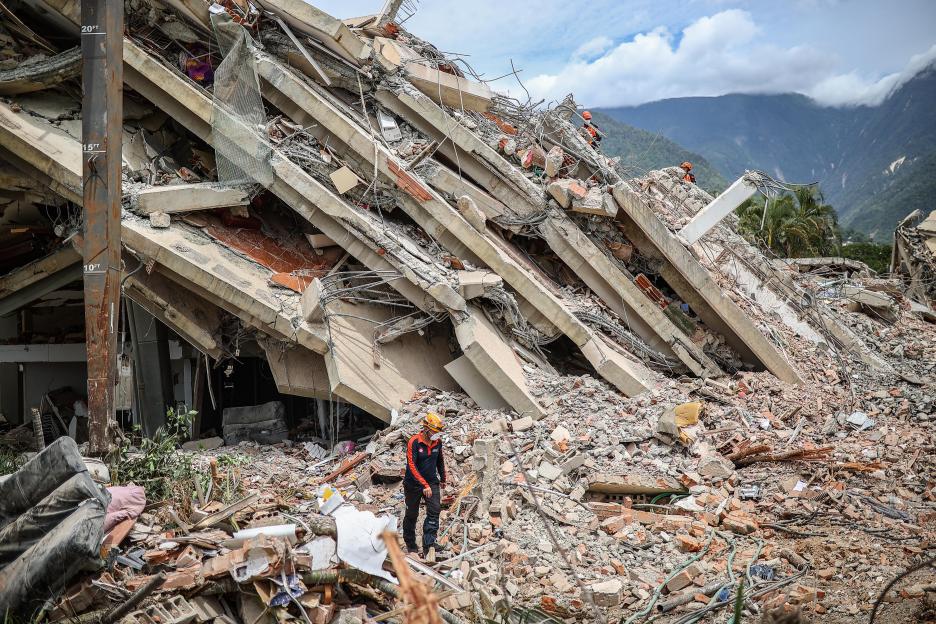 Daily life continues in La Guaira amid search and rescue efforts after Earthquakes