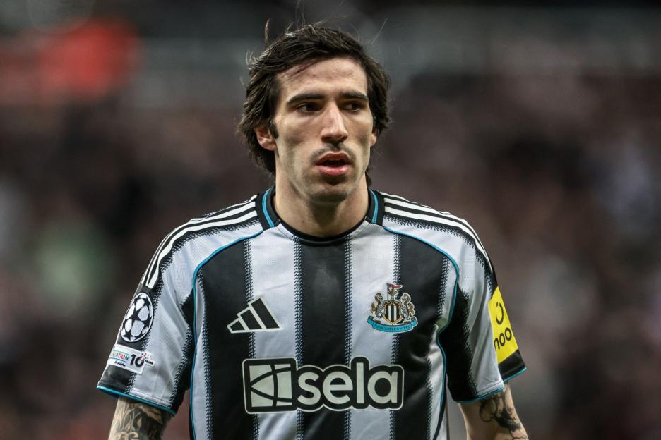 Sandro Tonali in a Newcastle United FC jersey at the UEFA Champions League match.