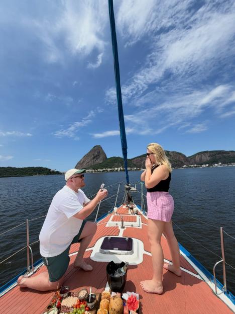 Food Influencer Eating With Tod Proposes to His Gorgeous Girlfriend!