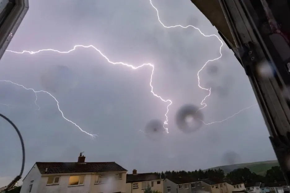"Met Office Unveils Thunderstorm Warning for 64 Areas Tonight as Brits Prepare for a Bank Holiday Deluge!"