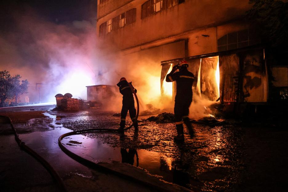 Wildfire burns factory and threaten houses in Oreakastro, north of Thessaloniki