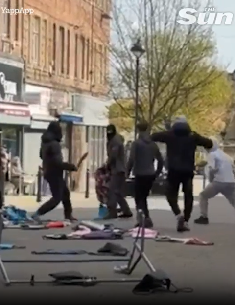 Chilling Encounter: Hooded Thugs Clash with Machetes in Town Center, Bystanders Shocked as Police Rush to Scene