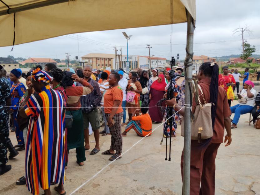 Osun Votes: Voters Eject Alleged Vote Buyers as 'APC Distributes Cash' [VIDEO]