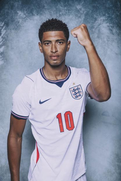 Jude Bellingham in his England uniform, number 10, raises his right fist.