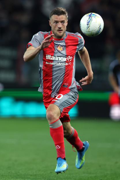 Jamie Vardy in action for Cremonese during a Serie A match.