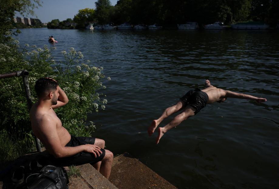 Brits Flock to Beaches on Hottest Day Yet – More Sunshine Ahead with Bank Holiday Monday Temperatures Projected to Reach 35°C!