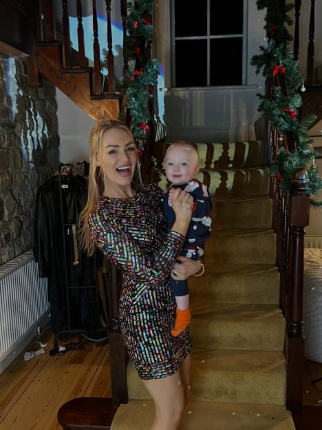 Laura Woods Dazzles Fans with Heartwarming Christmas Photos Featuring Fiancé Adam Collard and Son Leo