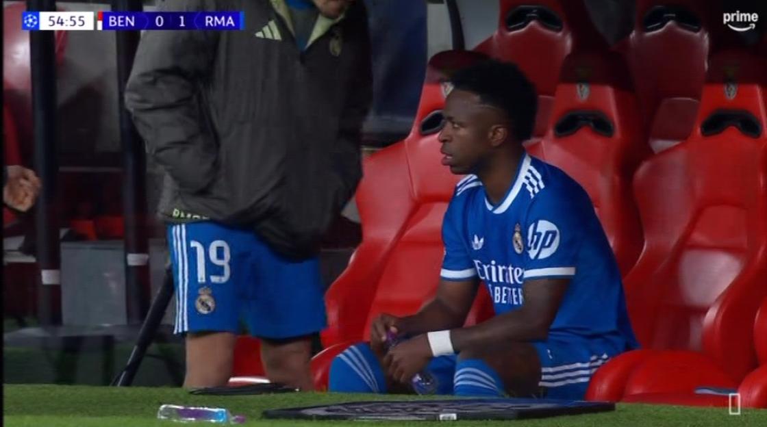 Vinicius Jr. sitting on the bench during a soccer game between Benfica and Real Madrid.