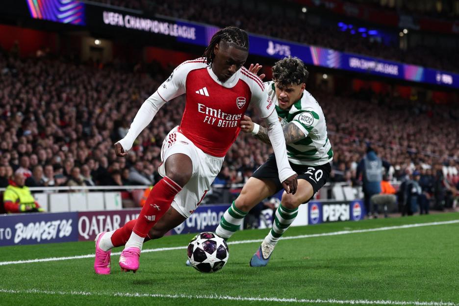 London, UK. 15th Apr, 2026. Eberechi Eze of Arsenal and Maximiliano Araujo of Sporting Lisbon challenge for the ball during the Arsenal vs Sporting Lisbon UEFA Champions League quarter final 2nd leg match at the Emirates Stadium, London. Picture cred