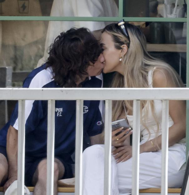Barry Keoghan and his new girlfriend kissing.