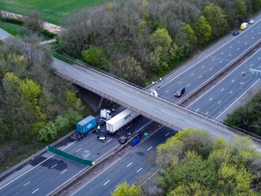 M1 Closed after reports of car crashing off a bridge and landing on motorway resulting in multiple fatalities - 10 Apr 2026