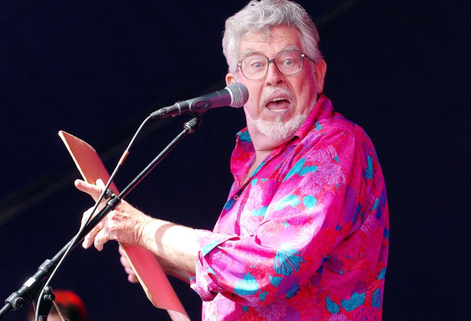 Rolf Harris performing at Guilfest 2004.