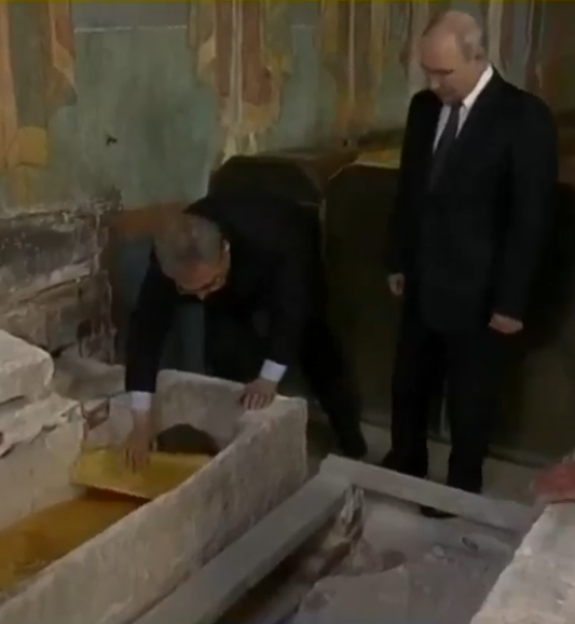 Strange Scene: Putin Examines the Bones of a 650-Year-Old Warrior Destined to Inspire Russian Soldiers in Ukraine