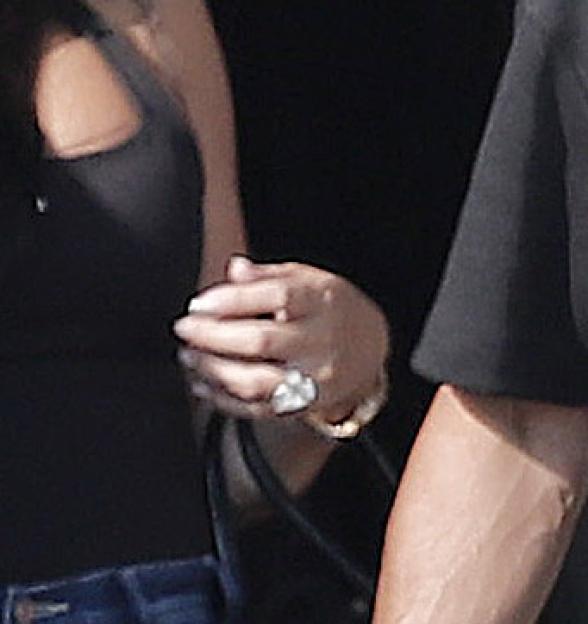 Close-up of Georgina Rodriguez's hand with a dazzling ring on her ring finger.
